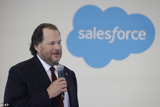 يراهن مارك بينيوف، الرئيس التنفيذي لشركة Salesforce، على الذكاء الاصطناعي لدفع مسار نمو شركة CRM