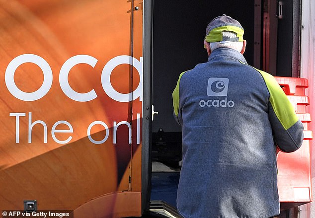 المنافسة: تتنافس شركة Ocado Retail مع شركتي Sainsbury's وTesco، حيث تجذب العملاء بأسعار جذابة ونطاقات محسنة وبعض الإضافات الغريبة مثل نبيذ الشوكولاتة