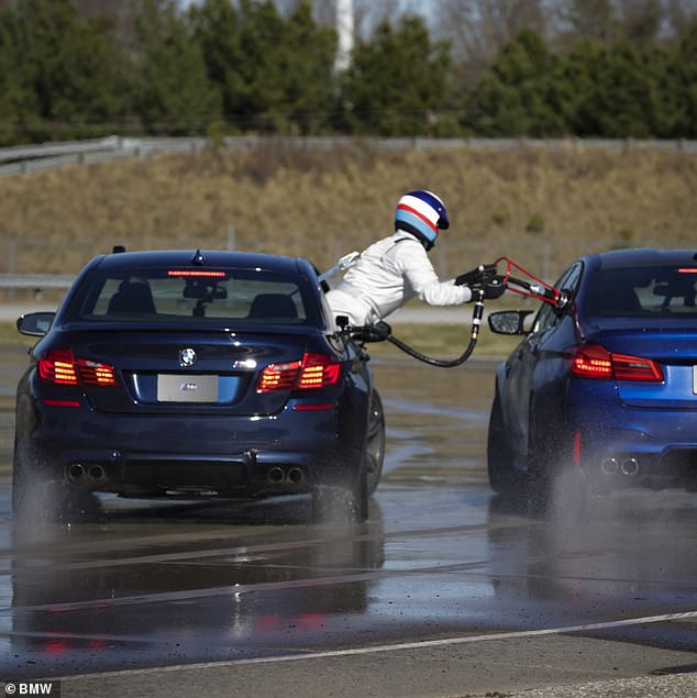 لضمان أن تتمكن السيارة من الاستمرار في الانزلاق ، قاد سائق محترف آخر سيارة BMW M5 ثانية إلى جانب التزود بالوقود في السيارة القياسية للتأكد من أنها لم تنفد من البنزين