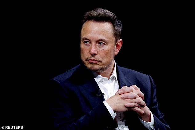 Elon Musk هو الرئيس التنفيذي لشركة SpaceX ، التي هي في الحافة الأمامية لسباق الفضاء الجديد