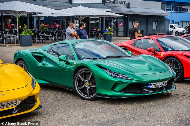 يظهر نوع Emerald Ferrari F8 الأخضر في سنشيم ، ألمانيا في مايو 2022