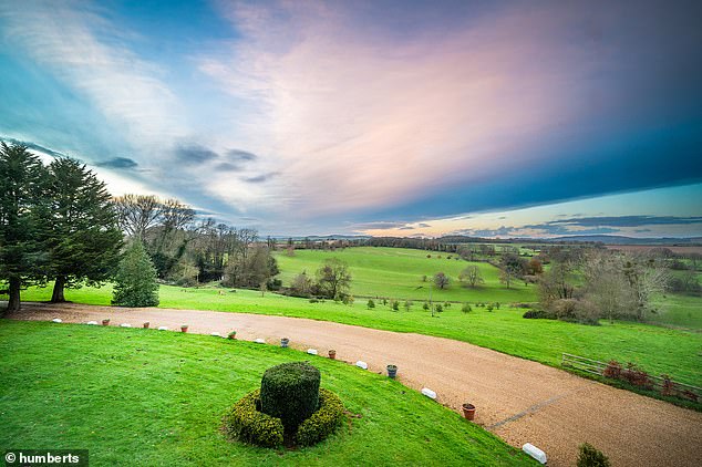 اصنع مدخلًا: يتم الوصول إلى Pengethley Manor عبر ممر شامل طوله 250 مترًا