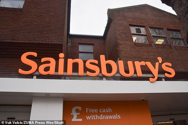 زادت Sainsbury's حصتها في السوق إلى ما يقرب من 16 في المائة من خلال مطابقة المخصبين الألمان Aldi و Lidl على سعر بعض العناصر الأساسية