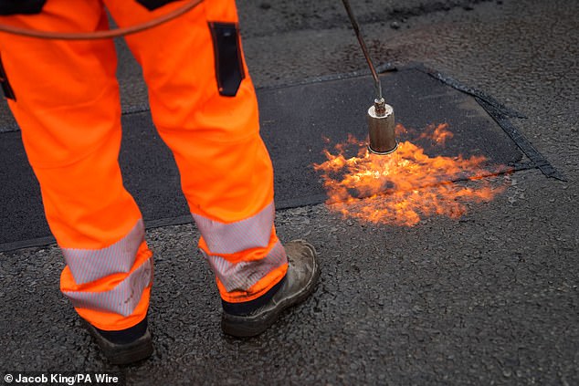 أخبر 26 ٪ من السائقين Auto Express أنهم يعارضون بنشاط استخدام منظمة العفو الدولية Go Fix Pothole Clice