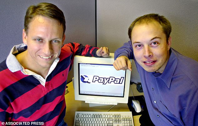 أنشأ Karp Palintir مع Peter Thiel (يسار) ، مؤسس PayPal وصديق Elon Musk (يمين)