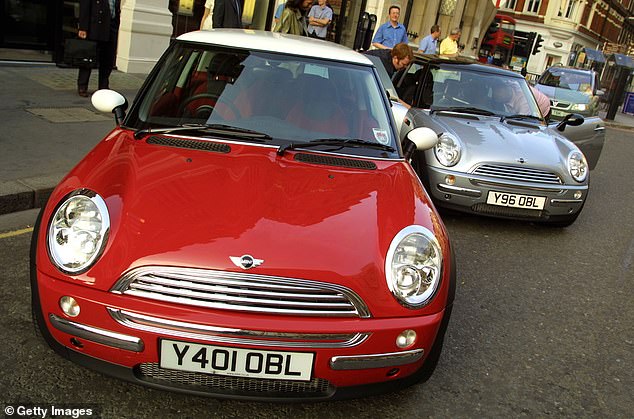 زوج من Coopers Mini Coopers الجديد في يونيو 2001 ، يتوفر الآن نسخة كهربائية من السيارة الأيقونية