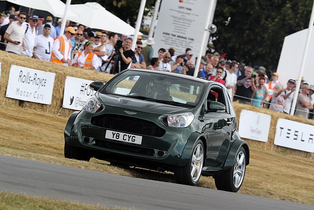 ظهر Aston Martin Super Cygnet V8 لأول مرة في مهرجان Goodwood للسرعة 2018 (في الصورة)