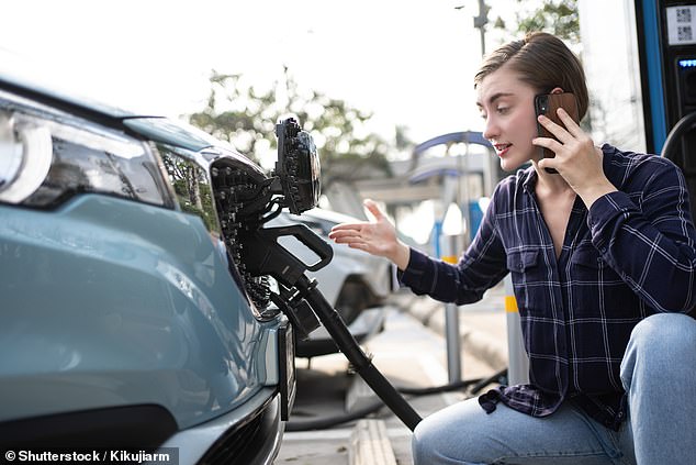 وضعت الحكومة معيار موثوقية 99 ٪ لمقدمي الشحن السريع. لقد وجد بحث AA أن 95 ٪ من مشكلات شحن EV يتم إصلاحها أثناء وجودها على الهاتف