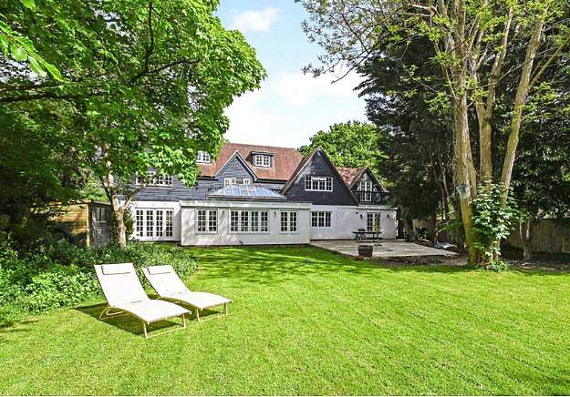 Chichester: يتكون هذا المنزل الفسيح على الضواحي خمس غرف نوم وثلاث حمامات. يتم سردها على RightMove وبيعها من قبل Jackson Stops مع دليل بقيمة 1.995 مليون جنيه إسترليني