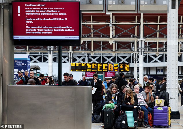 الركاب الذين يتجهون إلى Heathrow Wait في محطة Paddington. إذا تم إعادة توجيهك إلى مطار بديل يبعد عن منزلك ، فقد يكون من المعقول البقاء في فندق محلي إلى المطار