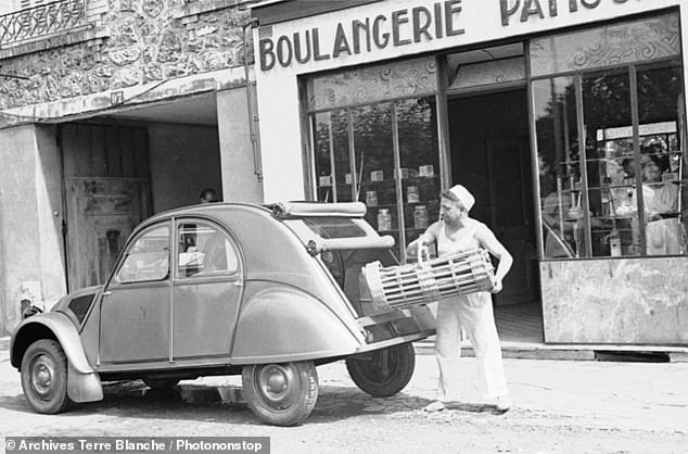 تم إخفاء النماذج الأولية لـ 2CV الأصلي خلال الحرب العالمية الثانية قبل بيع 9 ملايين بين عامي 1948 و 1990 مما يجعلها واحدة من أكثر السيارات نجاحًا في كل العصور