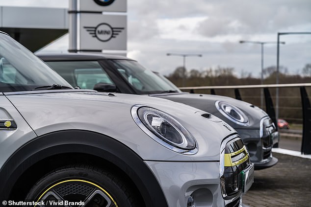Mini هي أخرى من العلامات التجارية السبعة التي لم تعد تبيع سيارة نقل يدوية في بريطانيا