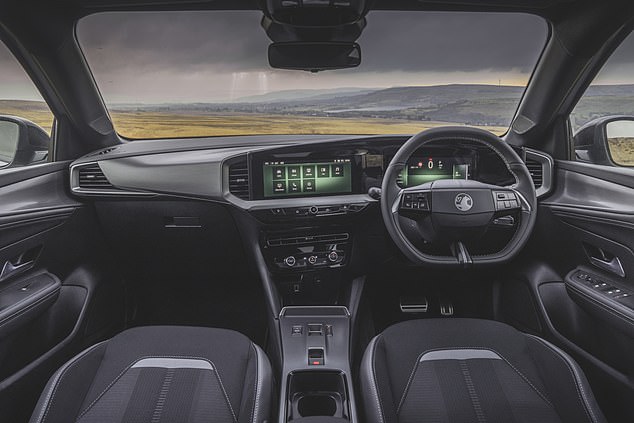 السيارة جيدة التجهيز ، بما في ذلك Hill Start Assist و Control Control و Panoramic Bear View