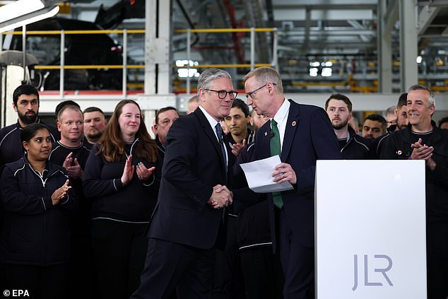 الرئيس التنفيذي لشركة JLR Adrian Mardell يصافح مع رئيس الوزراء كير ستارمر اليوم في مصنع Halewood في صانع السيارات في ويست ميدلاندز. قال ماردل: