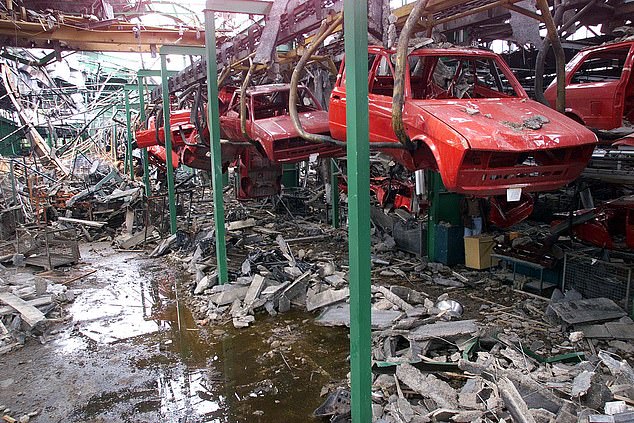 مصنع Zastava للسيارات في مدينة كراجوجيفاك الصربية الوسطى ، على بعد حوالي 75 ميلًا من العاصمة بلغراد ، تضررت بشدة أثناء الإضرابات الجوية في عام 1999