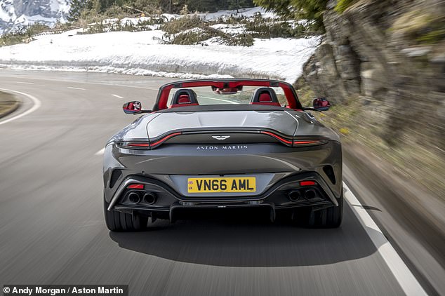 يمثل علامة سعر Vantage Roadster التي تبلغ تكلفتها 175،000 جنيه إسترليني علامة بقيمة 10،000 جنيه إسترليني على إصدار كوبيه الصلب ، الذي تم إطلاقه العام الماضي بنفس أرقام التسارع والأداء