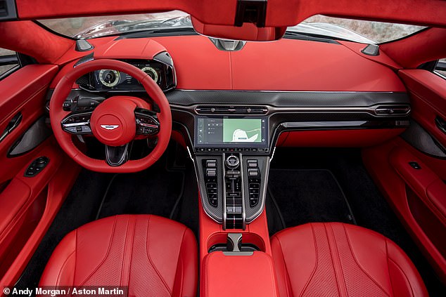 يتميز Vantage Roadster بأحدث نظام للترفيه في أستون مارتن تم تطويره في الشركة من الصفر ويضم شاشة تعمل باللمس عالية التقنية 10.25 بوصة. لحسن الحظ ، يتم الاحتفاظ بأزرار للعمليات الميكانيكية الرئيسية بما في ذلك العتاد واختيار القيادة والتدفئة والتهوية