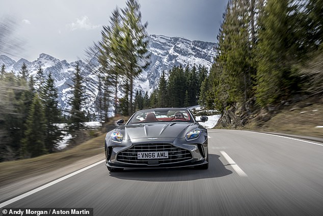 تم تصميم Aston Martin's Aizzling New Vantage Roadster وهندسته بالتوازي مع كوبيه الصعبة-ويأتي مع الحد الأدنى من زيادة الوزن