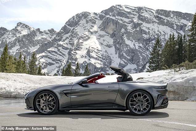 يدعي Aston Martin V8 Vantage Roadster أنه 