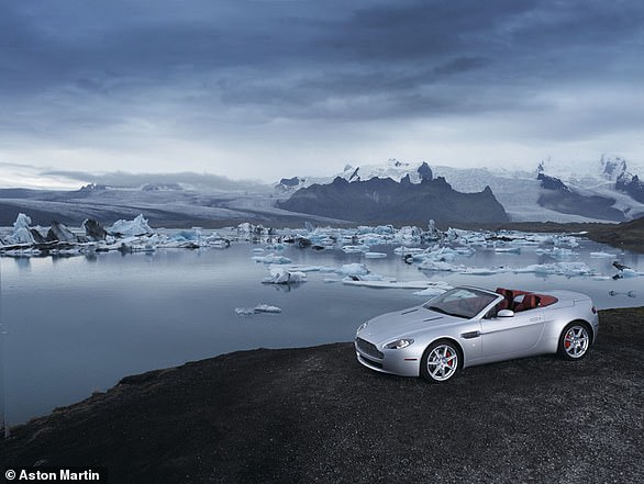 تم إنتاج أول أستون مارتن V8 Vantage Roadster في عام 2006 (في الصورة)
