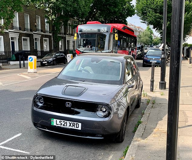 في حين أن تكلفة تصريح وقوف السيارات المقيمين السنوي لسيارة ديزل كبيرة في Islington تتجاوز 1 ألف جنيه إسترليني ، فإن السكان المحليين يقودون دفعًا EV حول هذا العاشر من هذا ، تم فرض رسوم على 111.70 جنيهًا إسترلينيًا فقط
