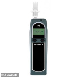 Alcolock هو في الواقع اسم العلامة التجارية (إصدار V3 الخاص به) ولكنه أصبح مصطلحًا جيدًا لأقفال الإشعال في التنفس