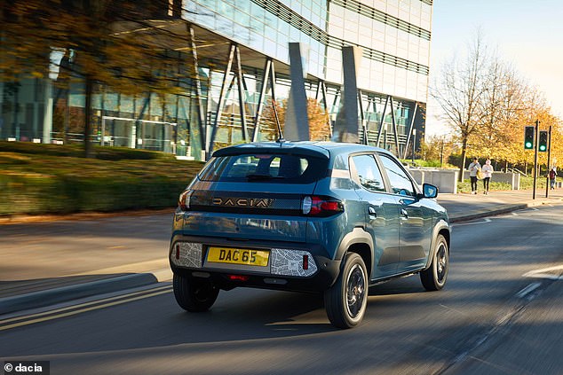 يقدم صانعو السيارات مجموعة من السيارات الكهربائية الجديدة بأسعار معقولة. خذ Dacia Spring EV ، الذي يبدأ من 14،995 جنيه إسترليني. هذا أقل من 4000 جنيه إسترليني من بنزين رينو كليو