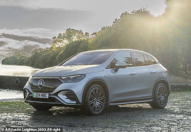 من بين 193 سيارات الدفع الرباعي المختلفة التي يمكنك شراؤها في المملكة المتحدة اليوم ، 64 هي EVs ، بما في ذلك Mercedes Eqe SUV. لدى مرسيدس حاليًا اختيار 13 من طرازات سيارات الدفع الرباعي والتقاطع في مداها