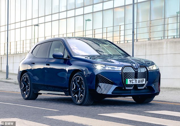 BMW ليست أقل من خيارات سيارات الدفع الرباعي أيضًا. يحتوي المارك الألماني على 15 نموذجًا مختلفًا في تشكيلة الفريق ، بما في ذلك التاسع الكهربائي (في الصورة)