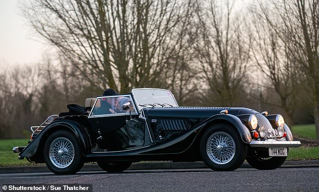 علامة بناء المدربين البريطانيين: كانت Morgan 4/4 Series 2 Roadster موجودة لمدة 64 عامًا باستخدام نفس إطار الرماد الذي يجعل مورغان مشهورًا لسياراته المصنوعة يدويًا