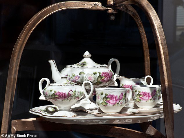 لم تعد مجموعات البورسلين العتيقة بيعًا كما اعتادوا وحتى مجموعات من Royal Doulton قد تجلب حوالي 30 جنيهًا إسترلينيًا فقط