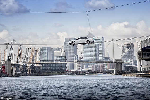 في عام 2015 ، أرسلت جاكوار صالون XF الجديد على طول الأسلاك العالية فوق Canary Wharf في أطول رحلة عالية في العالم لإثبات مدى خفيفة الوزن السيارة