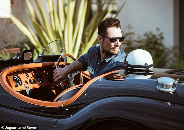 ديفيد غاندي هو رأس بنزين معروف. يمتلك رودستر Jaguar XK120 عام 1965 ، بعد أن كلف Jaguar Classic لاستعادته إلى حالة أصلية