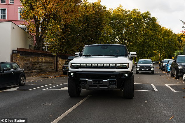 إن Hummer EV ، الذي ليس نموذجًا رسميًا في المملكة المتحدة ولكن يمكن استيراده من الولايات المتحدة من قبل وكلاء لندن المتخصصين ، لديه وزن يزيد عن 4.1 طن ، مما يعني أنه قد انتهك بالفعل تقييد الوزن السابق من الفئة B ويتجاوز من المحتمل أن يتجاوز الجهاز الجديد أيضًا