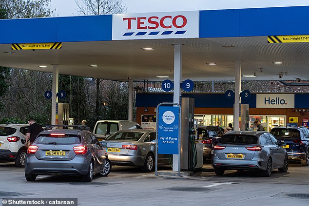 تكافئ Tesco حاليًا السائقين مع 1 Clubcard Point لكل لترتين من الوقود. نحن السيارة العائلية المتوسطة التي لديها خزان سعة 55 لترًا ، أي ما يصل إلى 27 نقطة لكل ملء