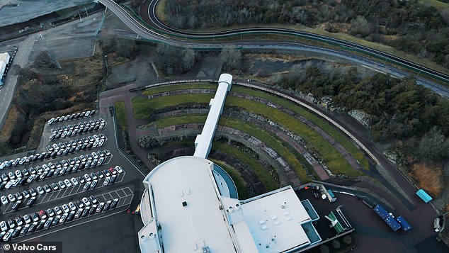 يقع المركز في Torslanda ، Gothenburg ، ويحتوي على مسار اختبار متحرك (108 متر) مع ذراع متغيرة هائلة (في الصورة هنا) يتم استخدامه لضبط نقطة التأثير من 0 إلى 90 درجة. هذا يسمح للفنيين يمكنهم أداء مجموعة متنوعة من الحوادث من زوايا مختلفة