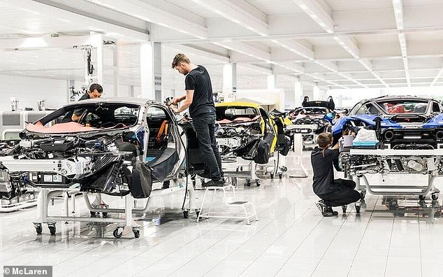 McLaren Automotive على سبيل المثال ، ومقرها في Woking ، لديه فريق في مركز الإنتاج McLaren الذي يرفع اليدين 22 مكلارينز كل يوم بما في ذلك 750s