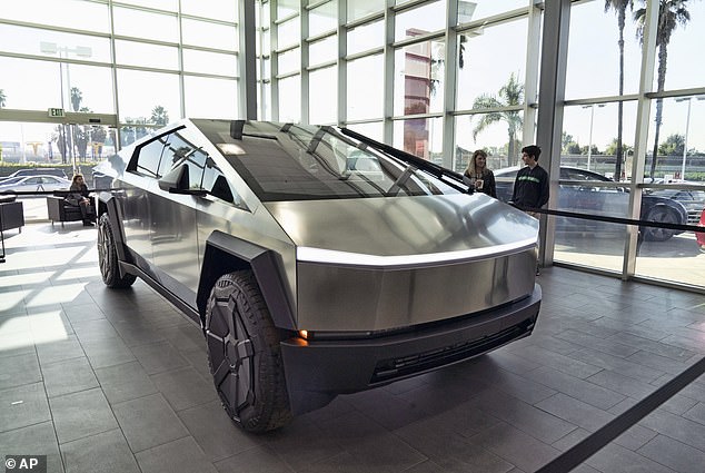 كما أن Cybertruck من Tesla ، المحظور في المملكة المتحدة بسبب عدم تلبية معايير السلامة المطلوبة ، لديه أيضًا أقصى وزن محموم يتجاوز 4 أطنان ، والذي تجاوز تقييد ترخيص Cat B السابق