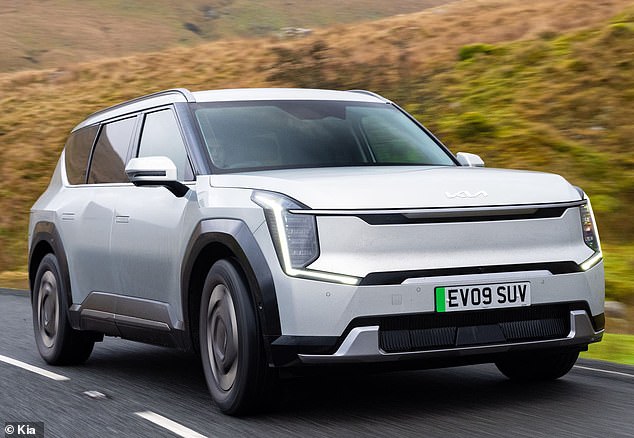 Kia's 65000 ev9 ، الذي يبلغ وزنه 2664 كجم وحد أقصى وزن الحمل 3،240 كجم