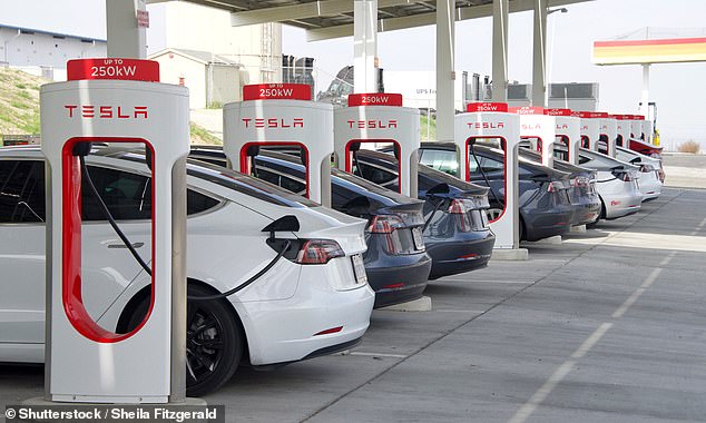 في المقارنة ، لا يمكن لشبكة Tesla الشهيرة والمحبوبة إلى حد كبير شحن الشحان فقط تصل إلى 250 كيلو واط ، مما يعطي 172 ميلًا في 15 دقيقة