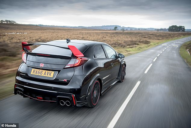 قامت Civic Type R بتجسيد مشهد Boy Racer لعقود من الزمن ، وذلك بفضل أدائها المتسارع ، وعادمات كبيرة وحتى المفسدين الأكبر حجمًا