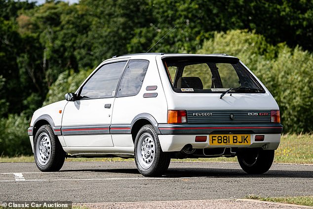 تم تشغيل 205 GTI في البداية بواسطة محرك سعة 1.6 لتر ، مع 105 حصانًا في الساعة وبعد 115 حصانًا في الساعة
