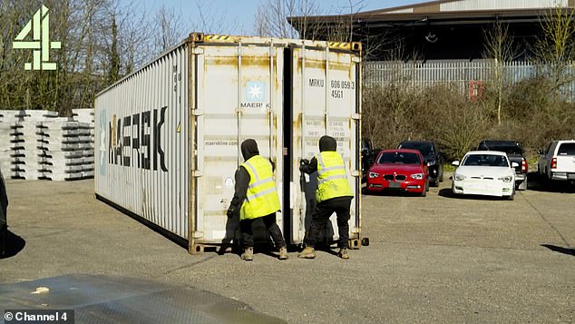 يفتح المحققون حاوية شحن في Felixstowe وسط الشكوك للسيارات المسروقة في الداخل