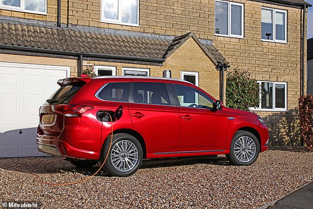 كان أكبر نجاح في Mitsubishi في الآونة الأخيرة مع Outlander Plug-in Hybrid. لقد كانت PHEV الأكثر مبيعًا في بريطانيا لسنوات ، حيث أحب سائقي السيارات مزاياها الضريبية المنخفضة