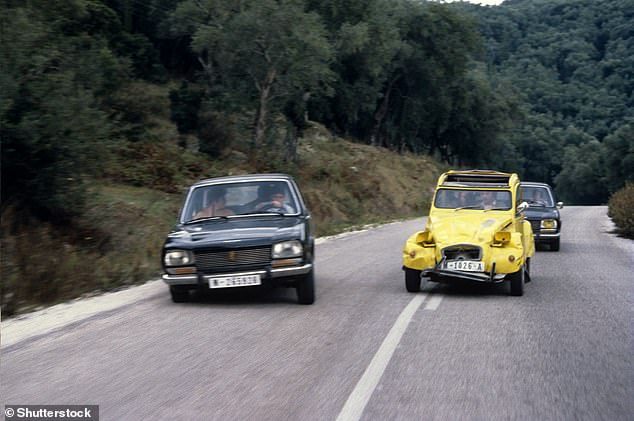 إنه 2CV الوحيد من الفيلم الذي يتم تقديمه للبيع في المزاد ، على الرغم من كونه واحدة من ست سيارات قام بها طاقم الفيلم لالتقاط مشهد مطاردة سبع دقائق