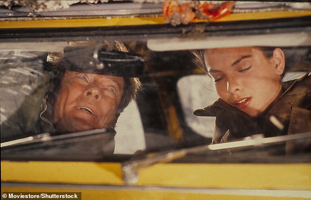 يُظهر المشهد أن 2CV يتدحرج أولاً على سقفه في القرية ثم يتدحرج على جانب ممر جبلي - لكن بوند لا يزال قادرًا على الاستمرار في القيادة. تم استخدام ستة ستروان للتسلسل لمدة سبع دقائق ، مع كل منهم يعانون من أضرار شديدة