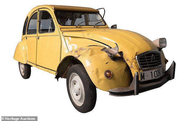 نظرًا لأن هذا 2CV تم إنقاذه من Scrapyard ، فقد تم تزويده ببديل ولكن الأبواب الصفراء المخلصة وغطاء التمهيد ، والسقف الأصفر ، والمقاعد