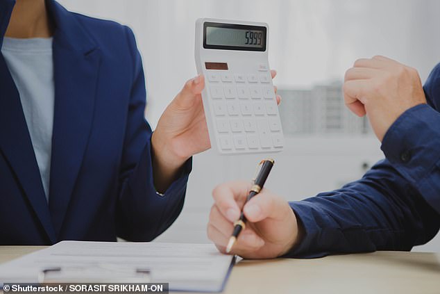 قم بالرياضيات: سيتلقى معظم المفاوضين نسبة مئوية من رسوم وكيل العقارات الخاصة بك إذا قاموا ببيع العقار ، ولكن هذا سيكون جزءًا صغيرًا من سعر البيع