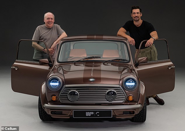قام النموذج ، David Gandy ، بتسليم أول Wood & Pickett Mini من Callum Mini ، والذي حدده نفسه. إيان كالوم في الصورة مع النموذج البريطاني الشهير