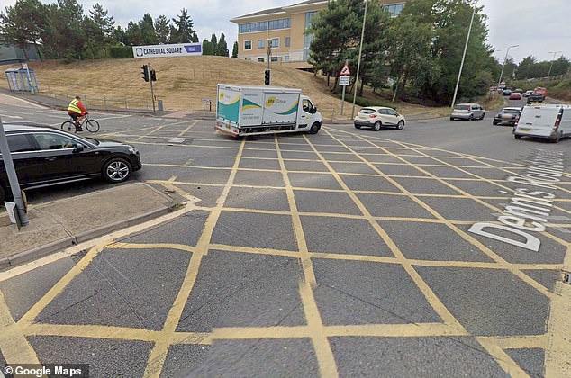 هذا هو تقاطع واحد الذي حقق أكبر إيرادات. إنه في Dennis Roundabout في Guildford ، Surrey ، الذي كلف السائقون 81،445 جنيهًا إسترلينيًا حيث تم إصدار 4،250 PCNs